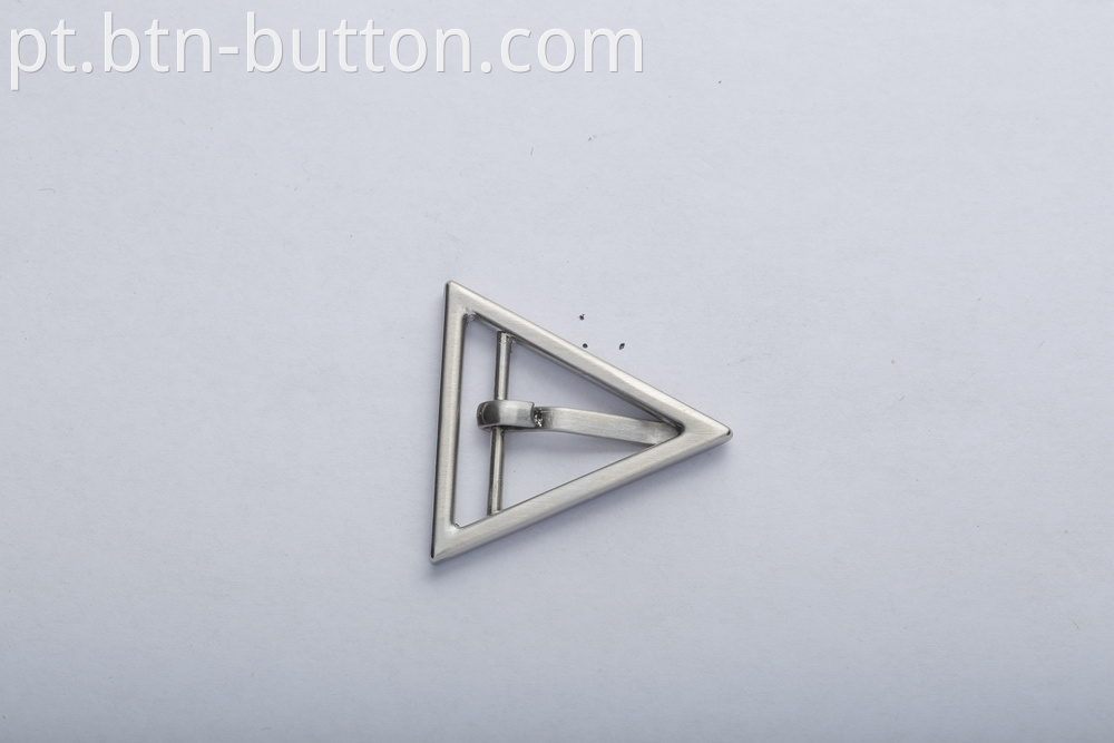 Alloy adjustment buttons for sweaters
